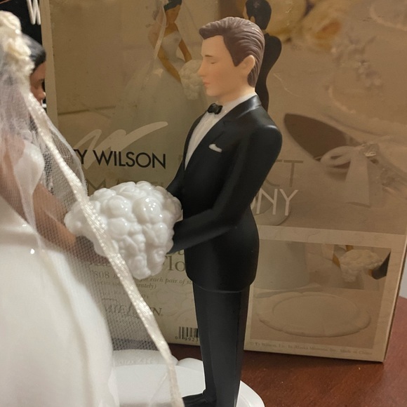 🆕 NIB CAKE TOPPER BRIDE & GROOM W/ FLOWERS & BASE - Picture 3 of 6